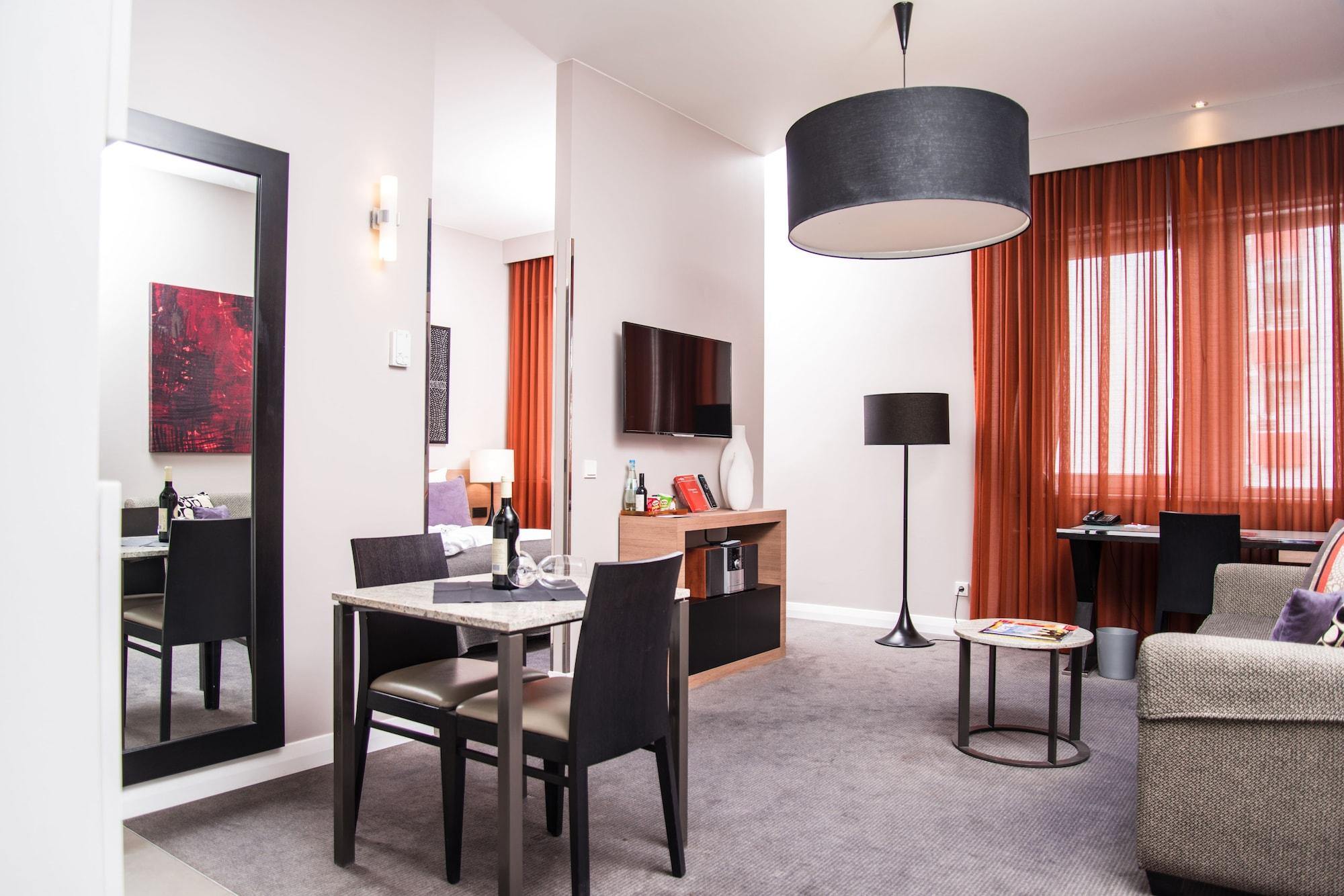 Adina Apartment Hotel Berlin Checkpoint Charlie Bagian luar foto