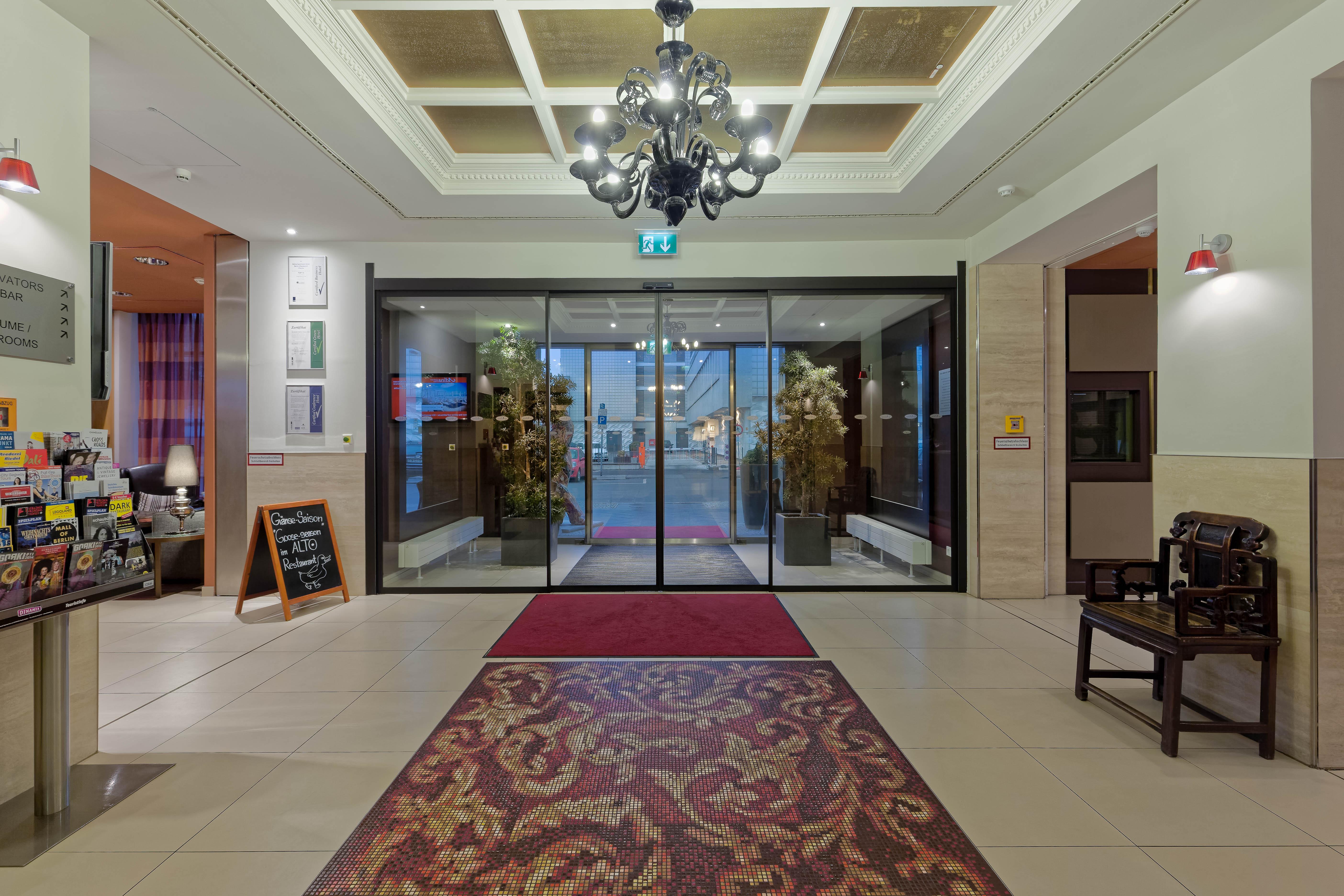 Adina Apartment Hotel Berlin Checkpoint Charlie Bagian luar foto
