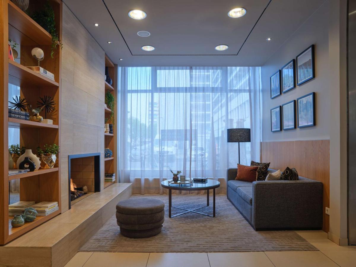 Adina Apartment Hotel Berlin Checkpoint Charlie Bagian luar foto