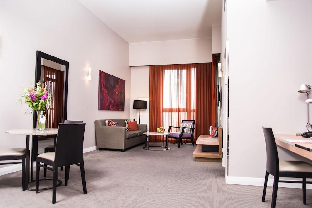 Adina Apartment Hotel Berlin Checkpoint Charlie Bagian luar foto