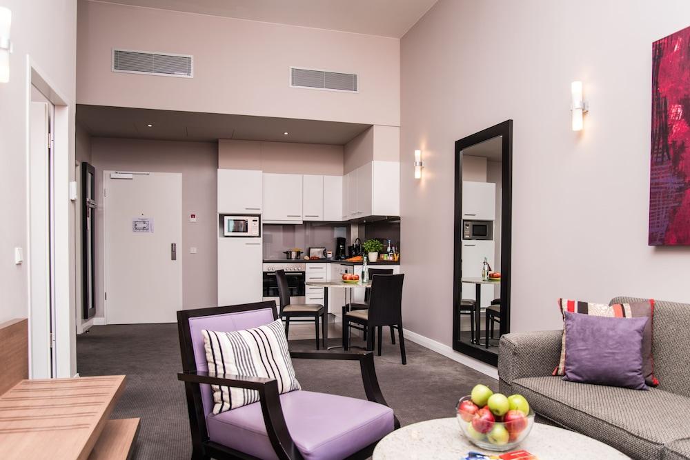 Adina Apartment Hotel Berlin Checkpoint Charlie Bagian luar foto