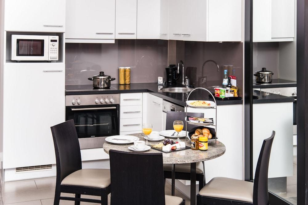 Adina Apartment Hotel Berlin Checkpoint Charlie Bagian luar foto