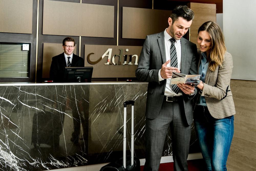 Adina Apartment Hotel Berlin Checkpoint Charlie Bagian luar foto