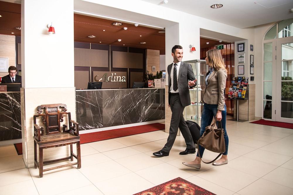 Adina Apartment Hotel Berlin Checkpoint Charlie Bagian luar foto