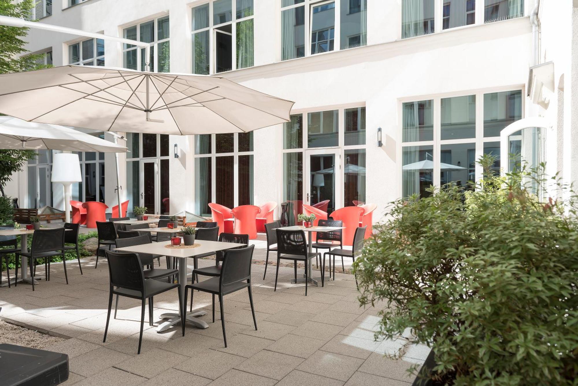Adina Apartment Hotel Berlin Checkpoint Charlie Bagian luar foto